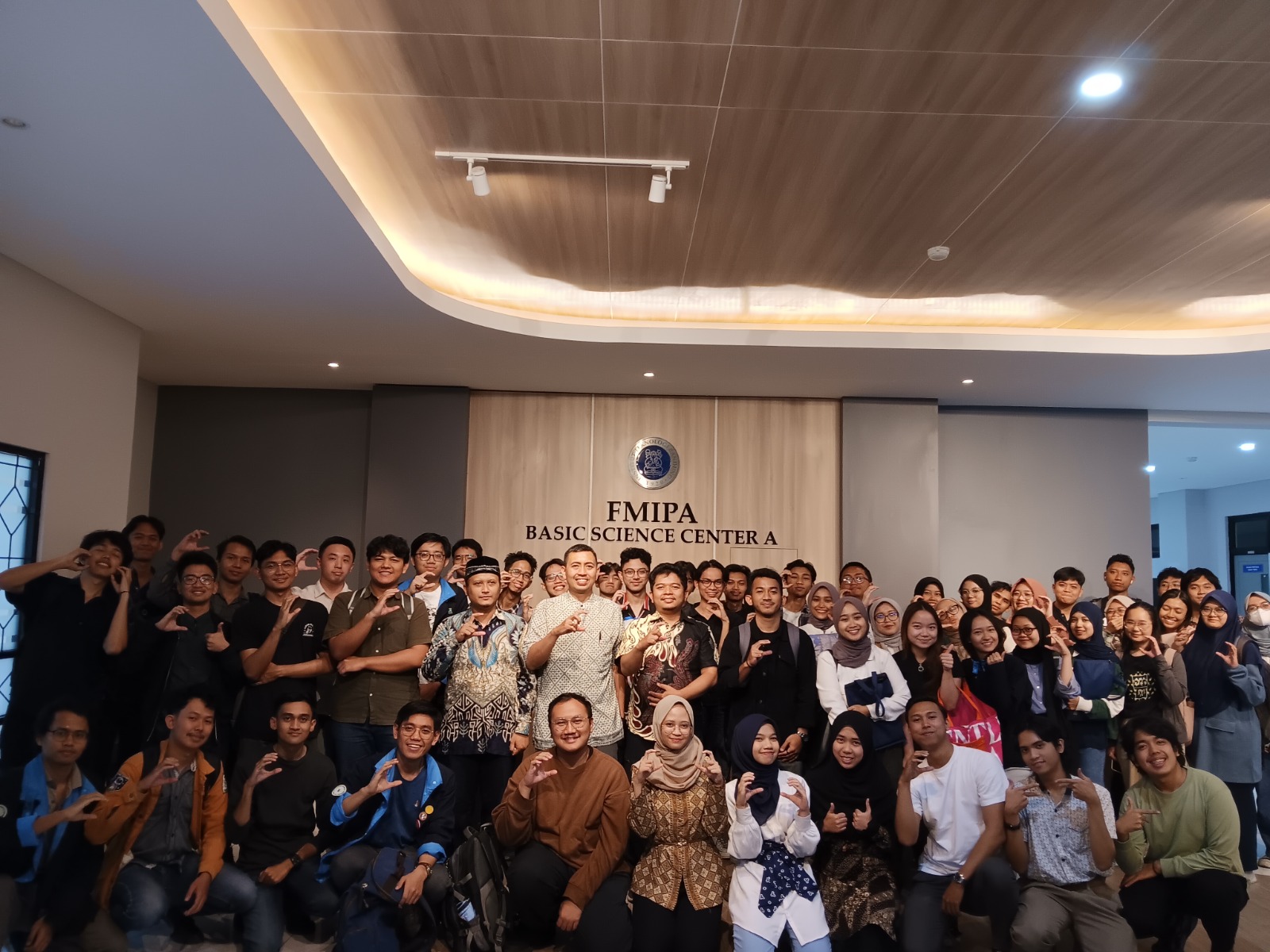 Prodi Kimia FMIPA ITB, IAKI, dan HMK ‘AMISCA’ ITB berkolaborasi melakukan pelatihan Manajemen Mutu Laboratorium berbasis 𝘐𝘯𝘵𝘦𝘨𝘳𝘢𝘵𝘦𝘥 𝘔𝘢𝘯𝘢𝘨𝘦𝘮𝘦𝘯𝘵 𝘚𝘺𝘴𝘵𝘦𝘮 (𝘐𝘔𝘚) 𝘈𝘸𝘢𝘳𝘦𝘯𝘦𝘴𝘴 𝘛𝘳𝘢𝘪𝘯𝘪𝘯𝘨 (ISO 9001; ISO 14001; ISO 45001) untuk mahasiswa tingkat akhir, wisudawan dan pasca sarjana Prodi Kimia FMIPA ITB.